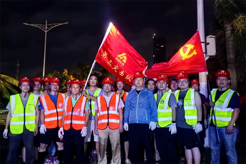 海南三建组织党员突击队开展安全隐患排查、道路疏通清理等工作.webp.jpg