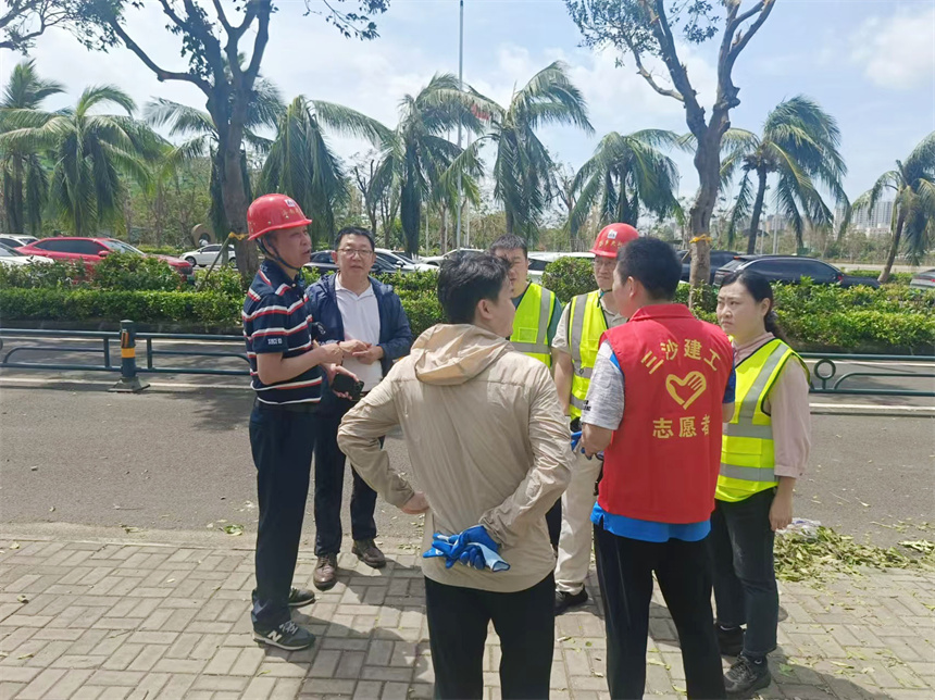 副总经理徐瑞新现场调度指挥.jpg