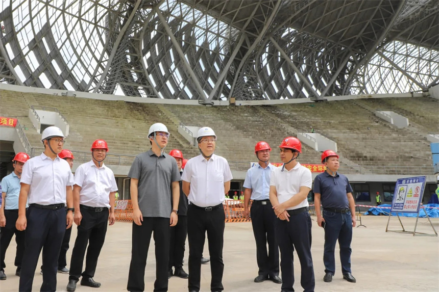 马咏华一行实地察看项目施工现场.webp.jpg