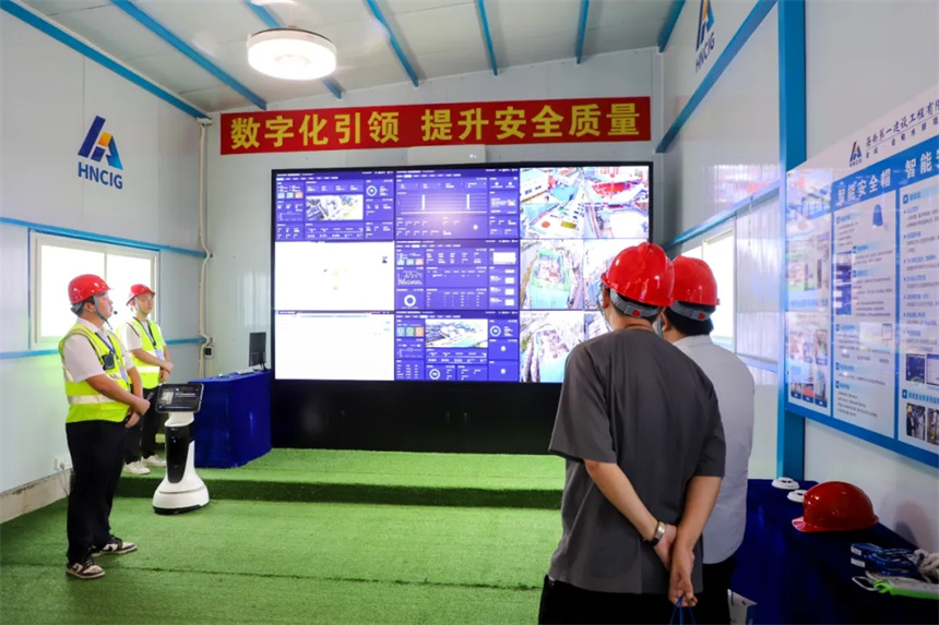 参会人员参观数字管理平台.webp.jpg