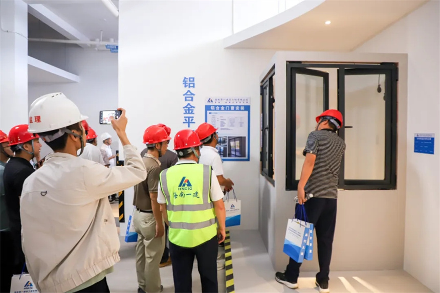 参会人员参观装修工艺展示.webp.jpg