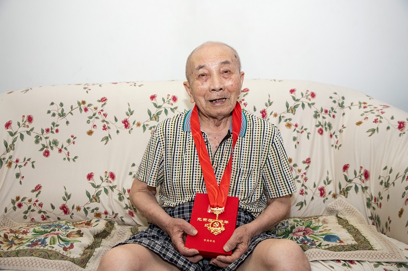 离休老党员林鸿盈佩戴着纪念章.jpg