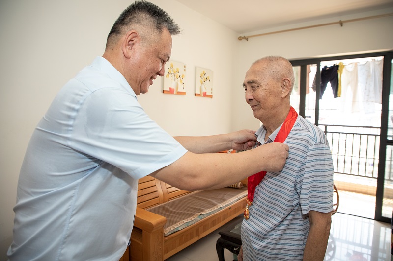 王德海为老党员符士群佩戴纪念章.jpg