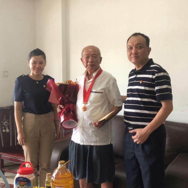 建研院老党员陈圣经佩戴着纪念章.jpg