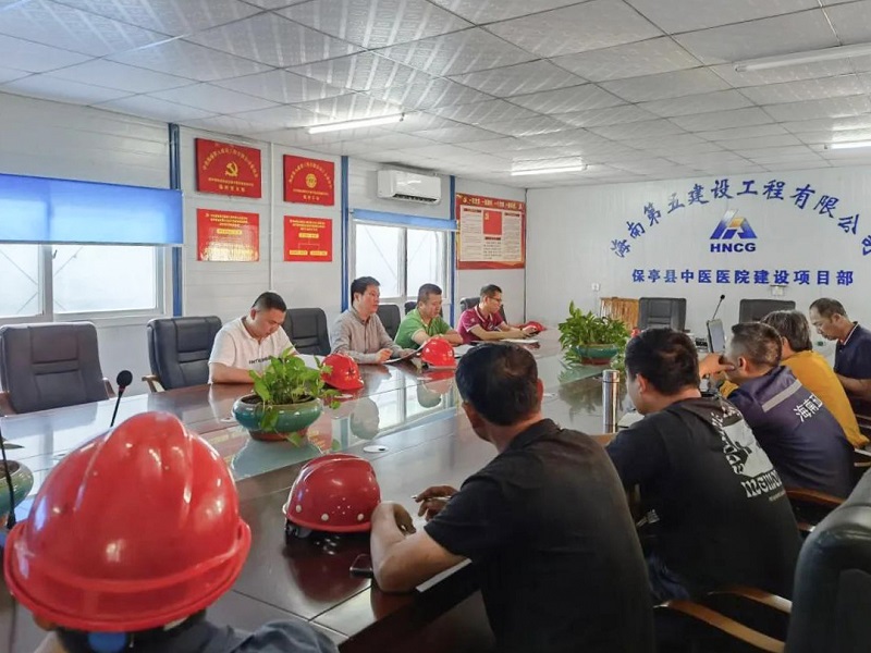 海南五建在保亭县中医院临时党支部宣讲.jpg