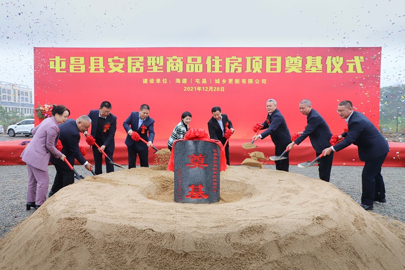 领导与嘉宾挥锹培土，共同为项目奠基。.jpg
