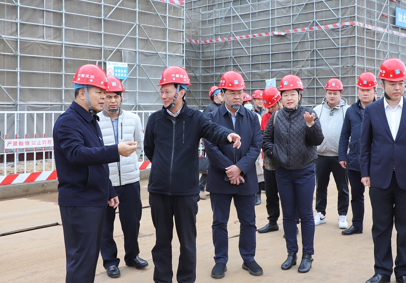 调研校区建设现场.jpg