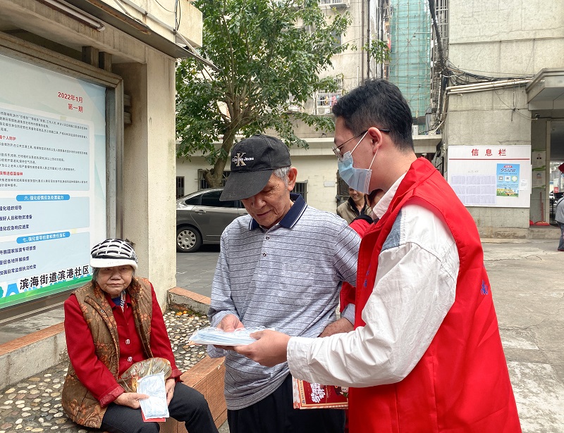 发放雷锋事迹宣传册（1）.jpg