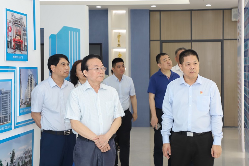 王有福一行参观海建集团荣誉室.jpg
