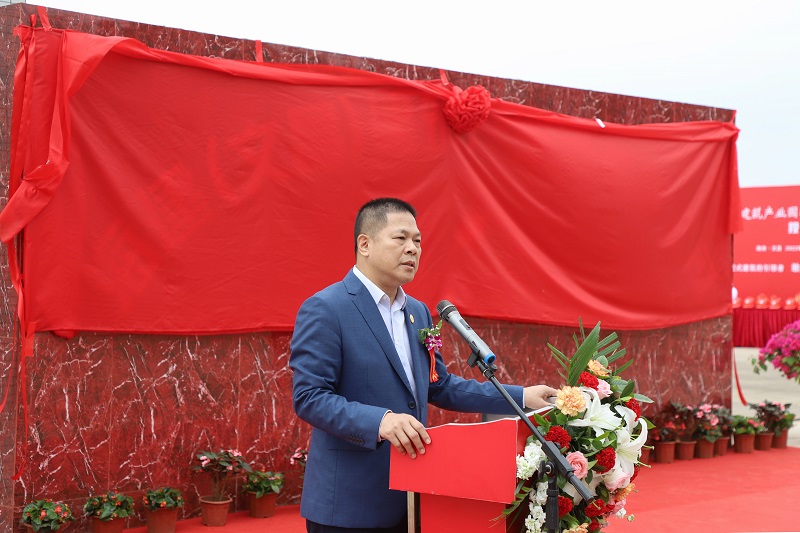 海建集团党委书记、董事长吴亚春在揭牌现场讲话.jpg