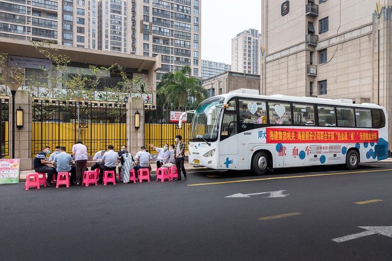 采血车停靠在海建集团楼下.jpg