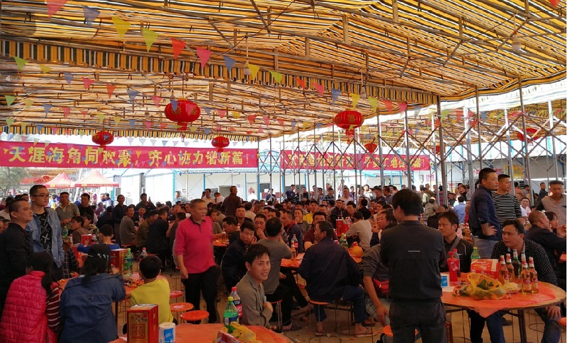 2017年除夕，集团领导班子与项目部全体人员同吃团圆饭，共同迎接新年.jpg
