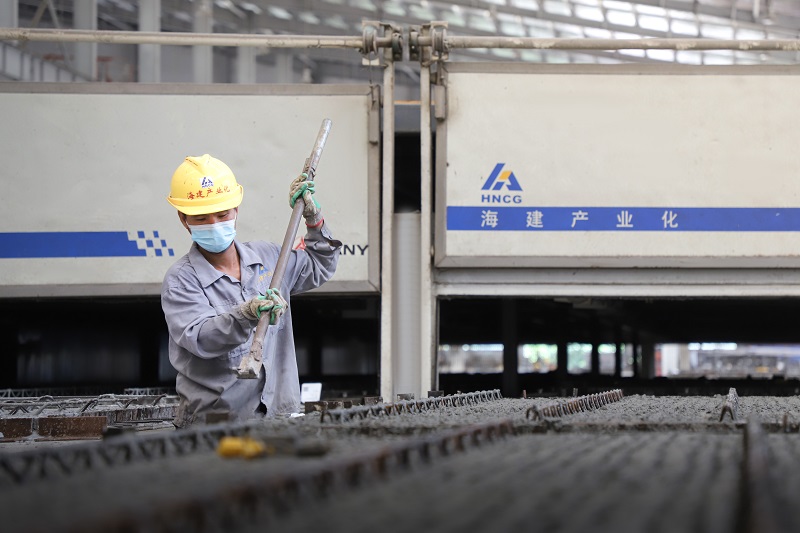 在海建（澄迈老城）建筑产业化基地内作业的工人 (3).jpg