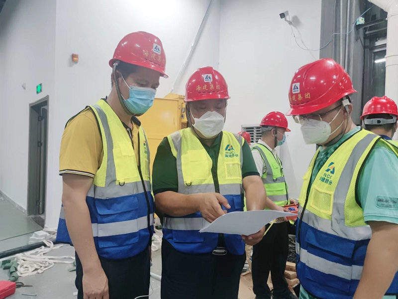陈良才现场察看建设进度探讨优化施工方案.jpg