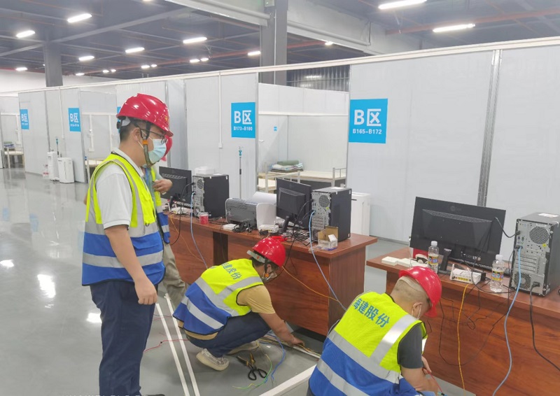 陈元夫指导施工人员安全作业.jpg