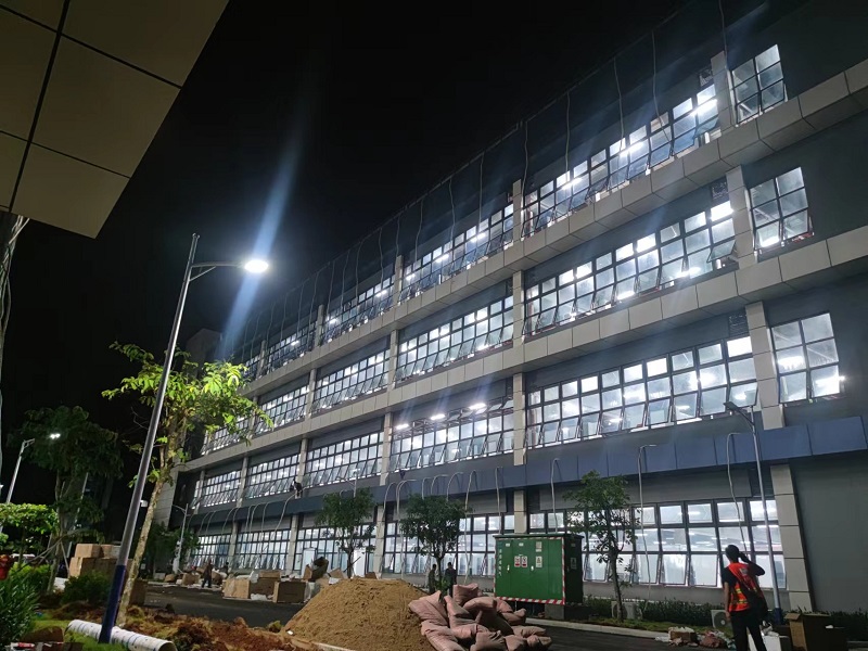 援建队伍夜以继日进行施工作业.jpg