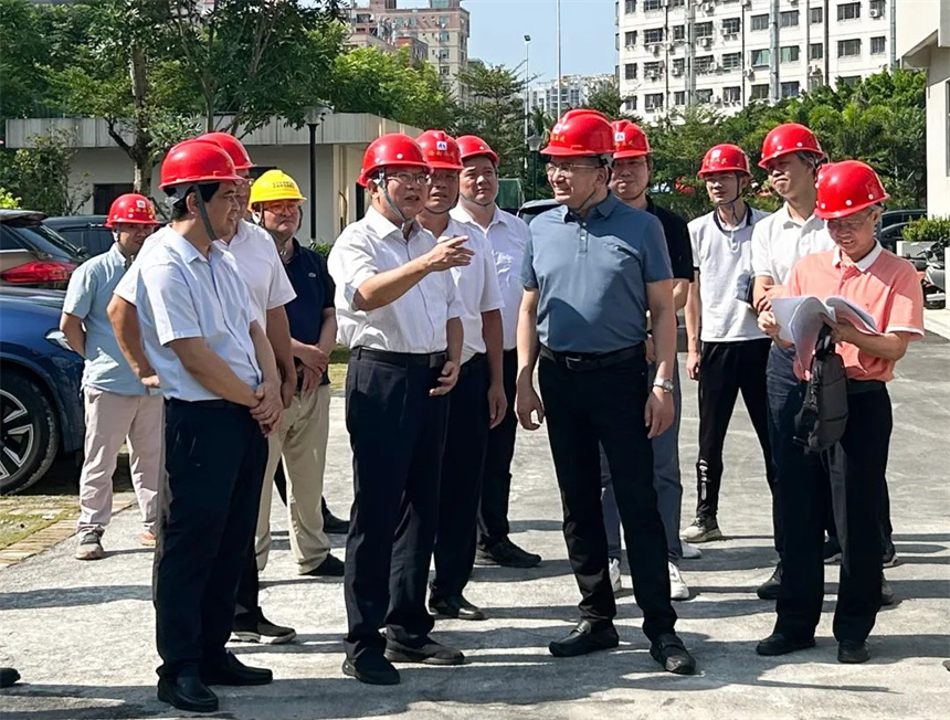 王鹏一行深入项目施工现场.jpg