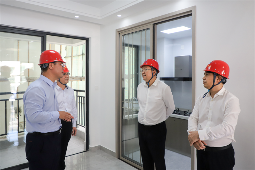 马咏华一行深入项目施工现场2.png