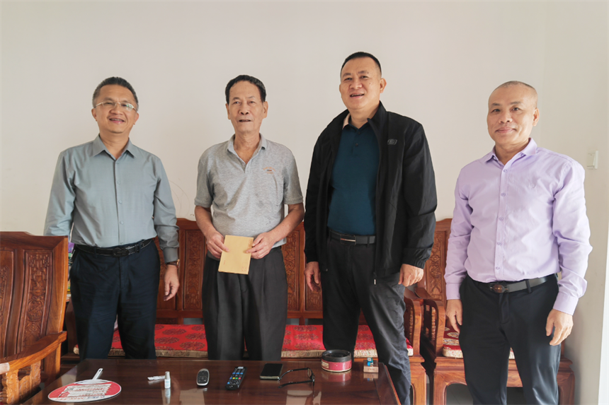 海建机施公司慰问企业退休老干部.png