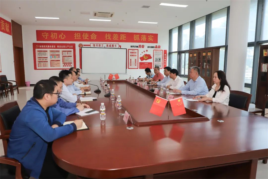 易伟一行在海建产业化公司与干部职工座谈交流.jpg
