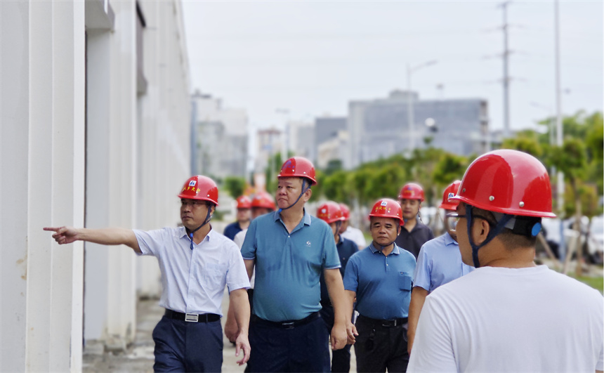 集团党委副书记王德海到屯昌海馨家园项目检查防台准备工作.jpg