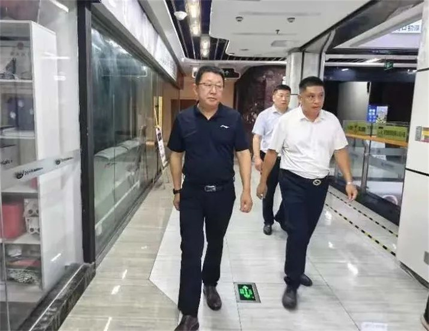 集团副总经理徐瑞新到海建职工宿舍区和海秀890商城.jpg