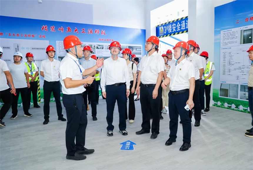 工作人员介绍施工样板.webp.jpg
